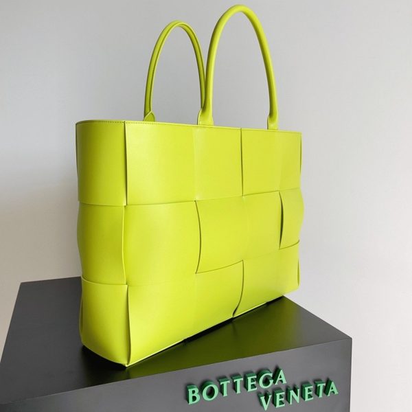 Fausse Bottega Veneta Large Arco Tote Bag en Kiwi – Image 6