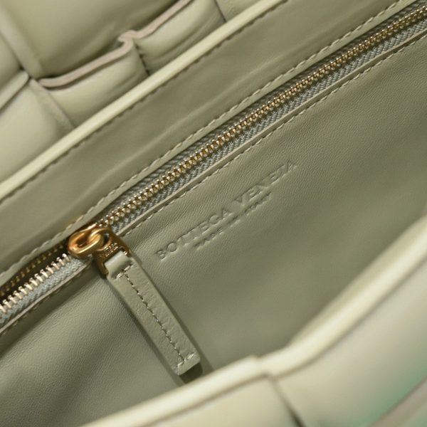 Contrefaçon du sac Bottega Veneta Padded Cassette en Travertine – Image 7