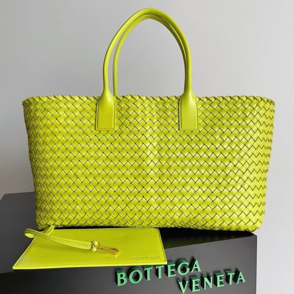 Contrefaçon du sac Bottega Veneta Cabat Large en cuir d’agneau intrecciato Acid Kiwi – Image 6