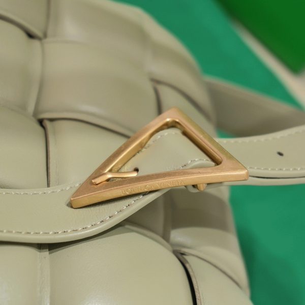 Contrefaçon du sac Bottega Veneta Padded Cassette en Travertine – Image 6