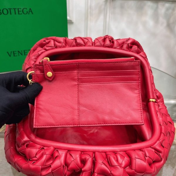 Faux grand sac Bottega Veneta Pouch Clutch en Rouge – Image 5