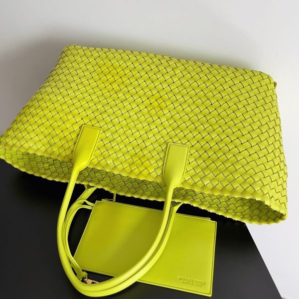 Contrefaçon du sac Bottega Veneta Cabat Large en cuir d’agneau intrecciato Acid Kiwi – Image 5