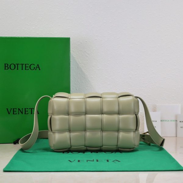 Contrefaçon du sac Bottega Veneta Padded Cassette en Travertine – Image 5