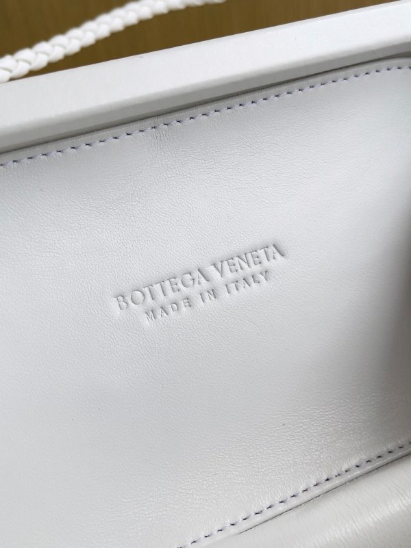 Fausse Bottega Veneta Knot Minaudiere sur Bandoulière en Cuir Intreccio Foulard Blanc – Image 3