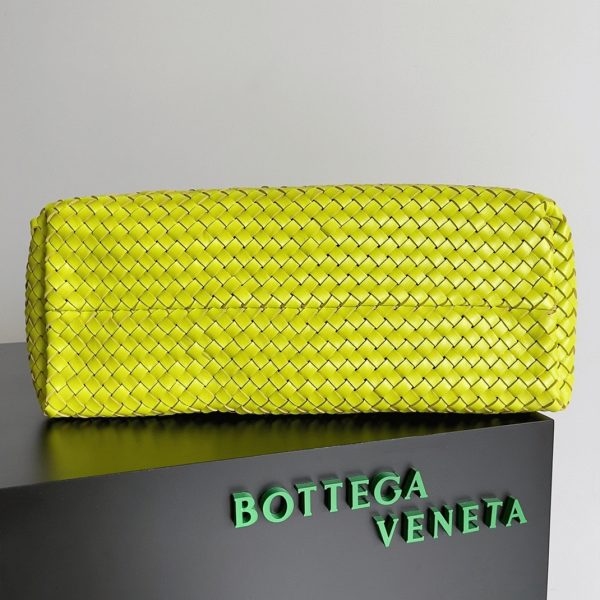 Contrefaçon du sac Bottega Veneta Cabat Large en cuir d’agneau intrecciato Acid Kiwi – Image 4