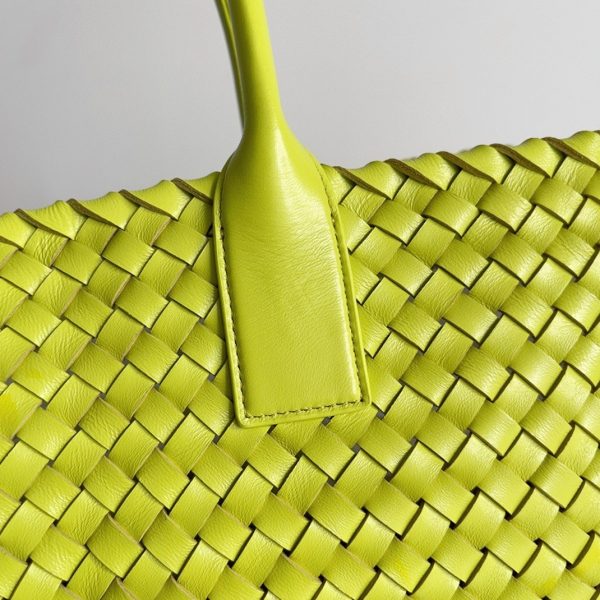 Contrefaçon du sac Bottega Veneta Cabat Large en cuir d’agneau intrecciato Acid Kiwi – Image 3