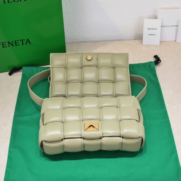 Contrefaçon du sac Bottega Veneta Padded Cassette en Travertine – Image 4