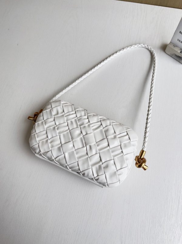 Fausse Bottega Veneta Knot Minaudiere sur Bandoulière en Cuir Intreccio Foulard Blanc – Image 10