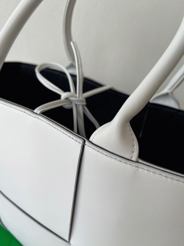 Fausse Bottega Veneta Arco Medium Tote en Blanc – Image 2