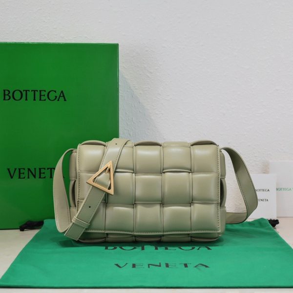 Contrefaçon du sac Bottega Veneta Padded Cassette en Travertine – Image 3
