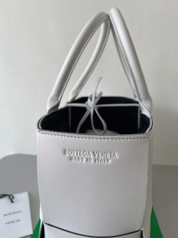 Fausse Bottega Veneta Arco Medium Tote en Blanc – Image 3