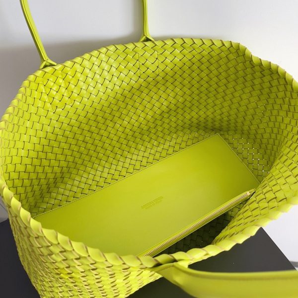 Contrefaçon du sac Bottega Veneta Cabat Large en cuir d’agneau intrecciato Acid Kiwi – Image 2