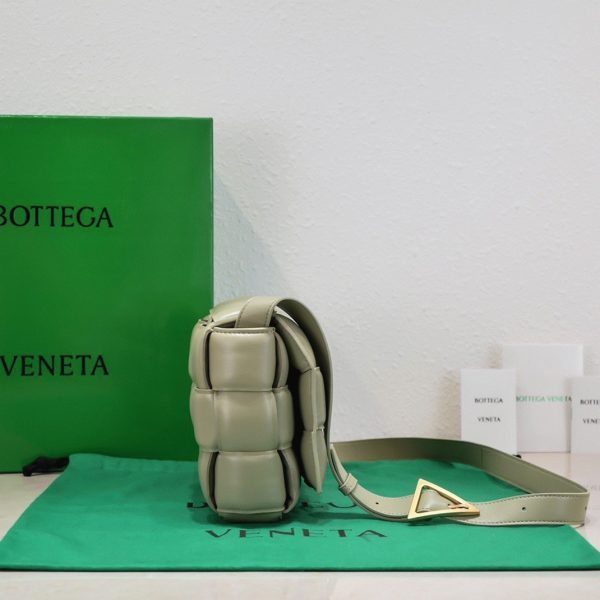 Contrefaçon du sac Bottega Veneta Padded Cassette en Travertine – Image 2
