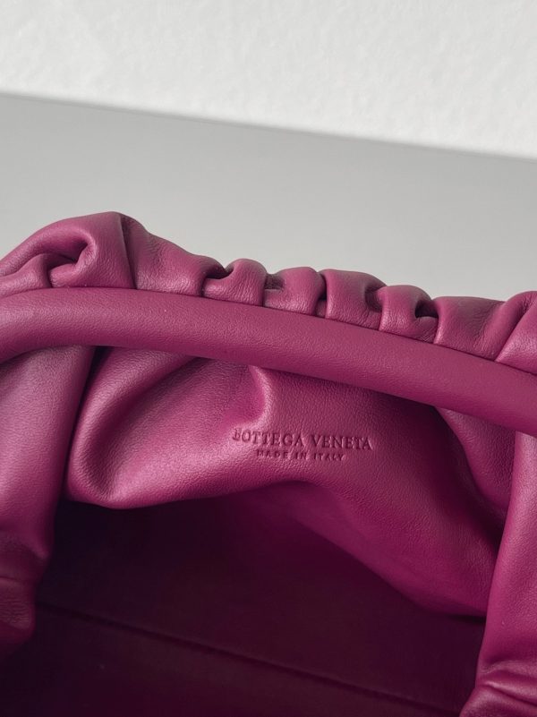 Faux sac Bottega Veneta Mini Pouch avec bandoulière en Cinnabar – Image 6