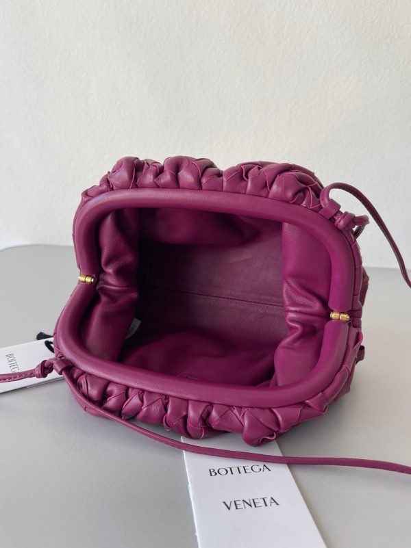 Faux Mini Pochette Bottega Veneta avec Sangle en Cinabre – Image 4