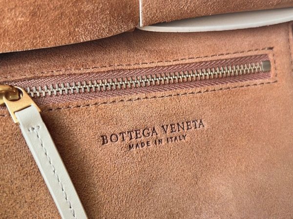 Réplique du sac Bottega Veneta Arco Mini en cuir de veau intrecciato beige – Image 2