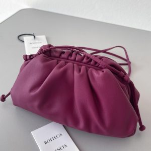 Faux sac Bottega Veneta Mini Pouch avec bandoulière en Cinnabar