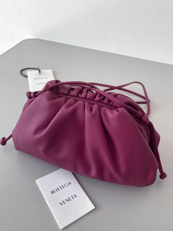 Faux sac Bottega Veneta Mini Pouch avec bandoulière en Cinnabar