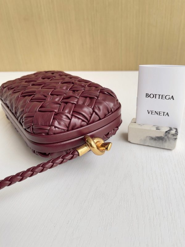 Réplique Bottega Veneta Knot Minaudiere sur Bandoulière en Foulard Intreccio Barolo – Image 5