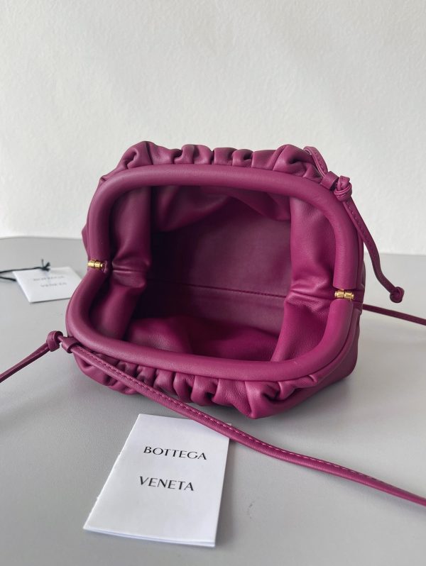 Faux sac Bottega Veneta Mini Pouch avec bandoulière en Cinnabar – Image 5