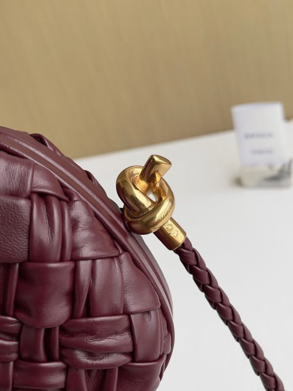 Réplique Bottega Veneta Knot Minaudiere sur Bandoulière en Foulard Intreccio Barolo – Image 4