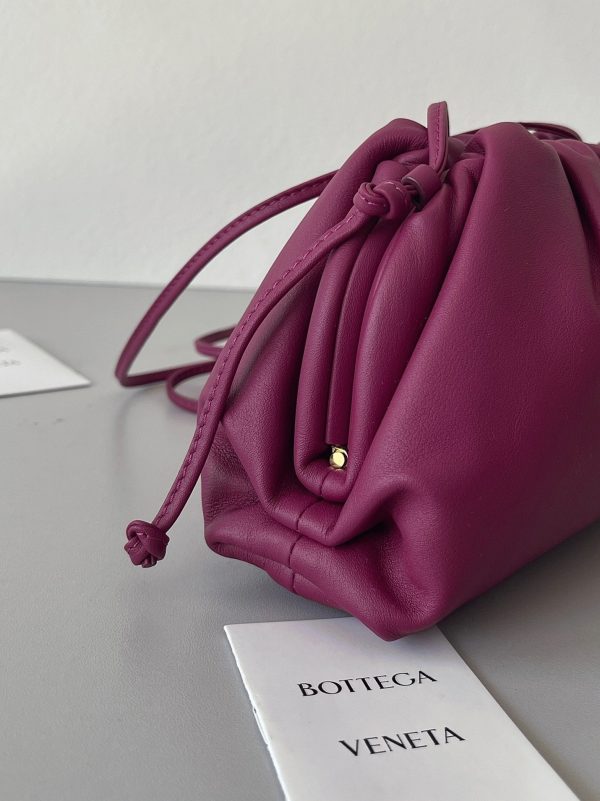 Faux sac Bottega Veneta Mini Pouch avec bandoulière en Cinnabar – Image 4