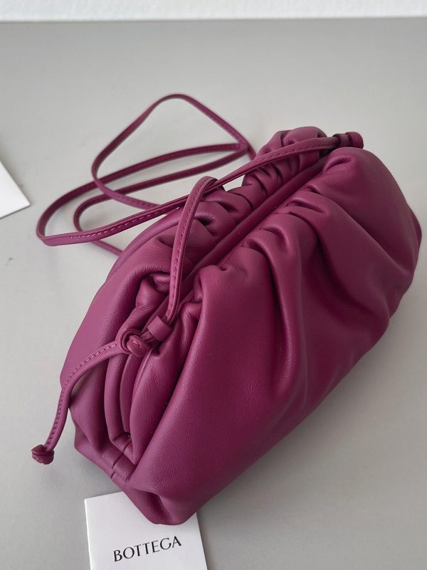 Faux sac Bottega Veneta Mini Pouch avec bandoulière en Cinnabar – Image 3
