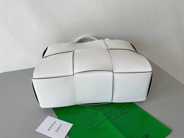 Fausse Bottega Veneta Arco Medium Tote en Blanc – Image 8