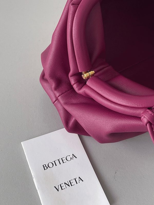 Faux sac Bottega Veneta Mini Pouch avec bandoulière en Cinnabar – Image 2