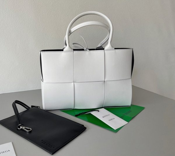 Fausse Bottega Veneta Arco Medium Tote en Blanc – Image 9