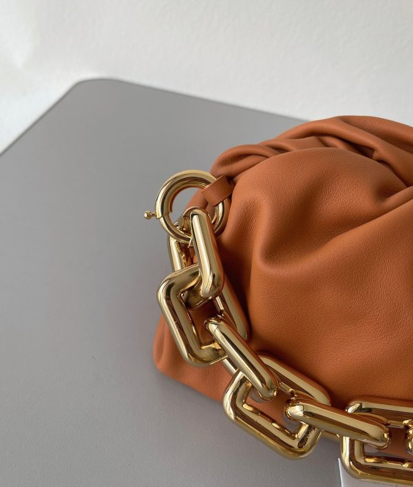 Faux sac Bottega Veneta The Chain Pouch en Argile – Image 8