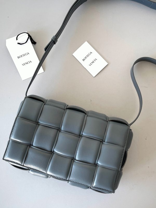 Imitation du sac Bottega Veneta Padded Cassette en Thunder – Image 3