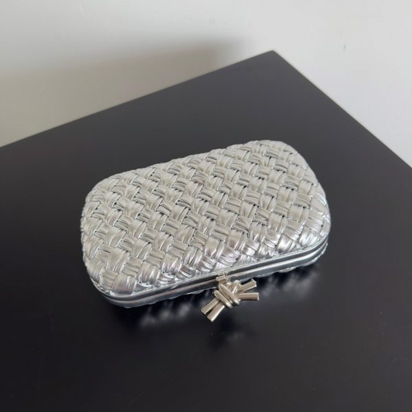 Contrefaçon Bottega Veneta Knot Minaudiere Clutch en Intreccio Argenté – Image 8