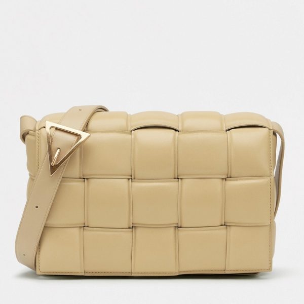 Contrefaçon du sac Bottega Veneta Padded Cassette en Porridge