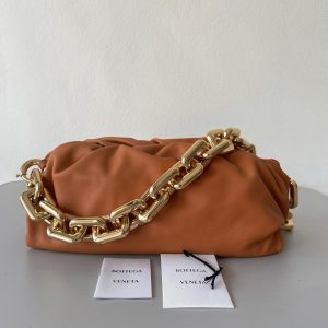 Faux sac Bottega Veneta The Chain Pouch en Argile