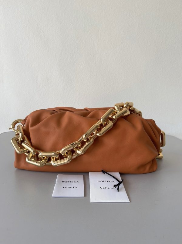 Faux sac Bottega Veneta The Chain Pouch en Argile