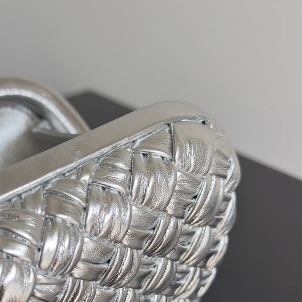 Contrefaçon Bottega Veneta Knot Minaudiere Clutch en Intreccio Argenté – Image 7