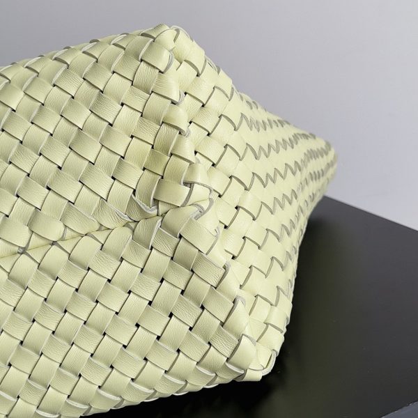 Réplique du sac Bottega Veneta Cabat Large en cuir d’agneau intrecciato Zest lavé – Image 8