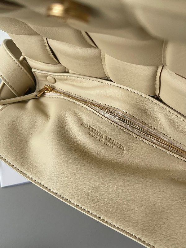 Contrefaçon du sac Bottega Veneta Padded Cassette en Porridge – Image 9