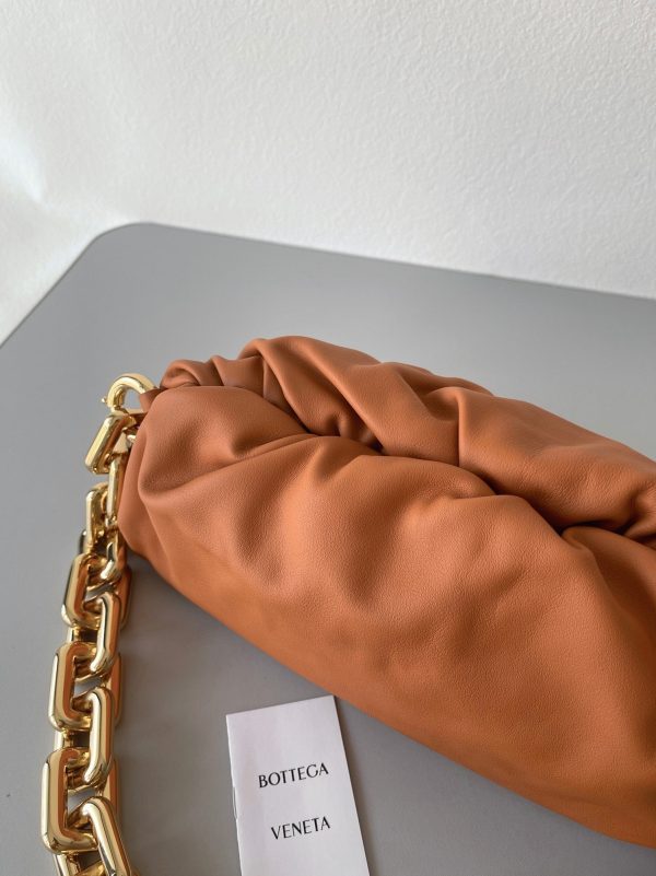 Faux sac Bottega Veneta The Chain Pouch en Argile – Image 4