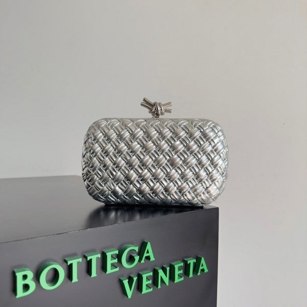 Contrefaçon Bottega Veneta Knot Minaudiere Clutch en Intreccio Argenté – Image 6