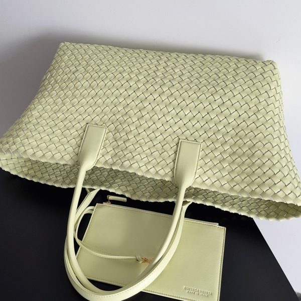 Réplique du sac Bottega Veneta Cabat Large en cuir d’agneau intrecciato Zest lavé – Image 7