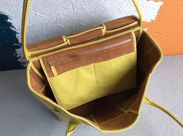Réplique du sac Bottega Veneta Arco Medium en cuir intrecciato jaune – Image 10