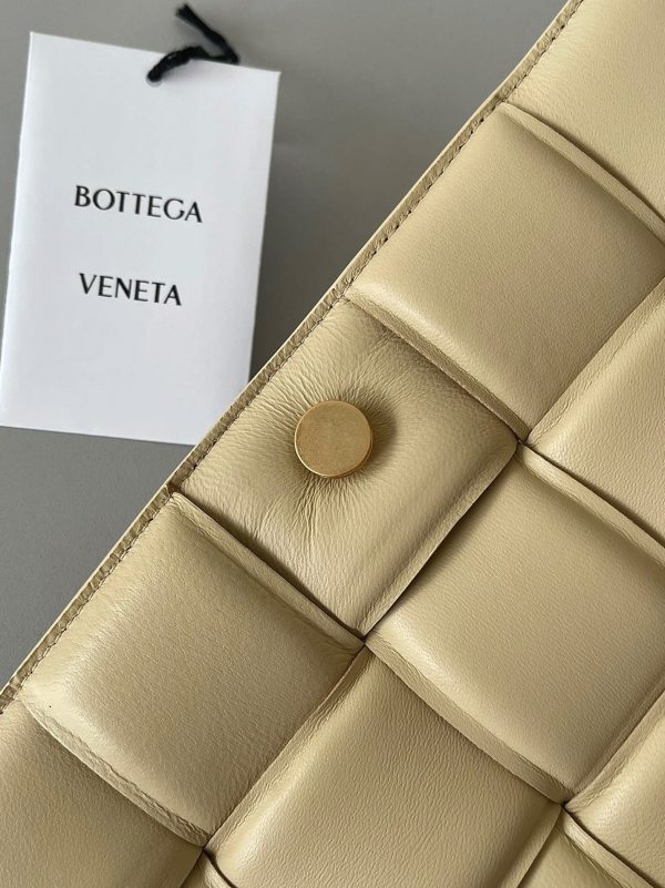 Contrefaçon du sac Bottega Veneta Padded Cassette en Porridge – Image 8