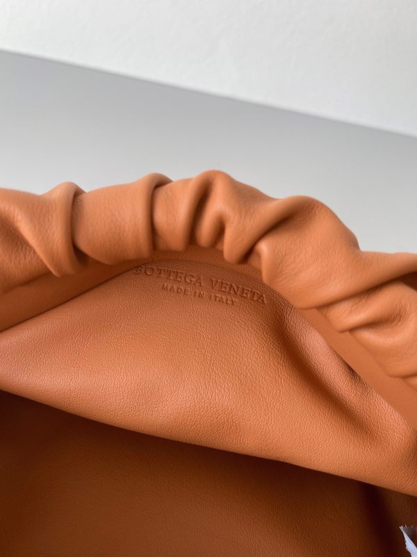 Faux sac Bottega Veneta The Chain Pouch en Argile – Image 3