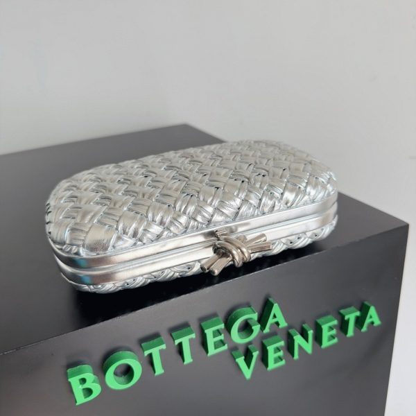 Contrefaçon Bottega Veneta Knot Minaudiere Clutch en Intreccio Argenté – Image 5