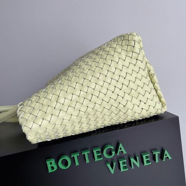 Réplique du sac Bottega Veneta Cabat Large en cuir d’agneau intrecciato Zest lavé – Image 6