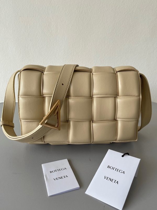 Contrefaçon du sac Bottega Veneta Padded Cassette en Porridge – Image 7