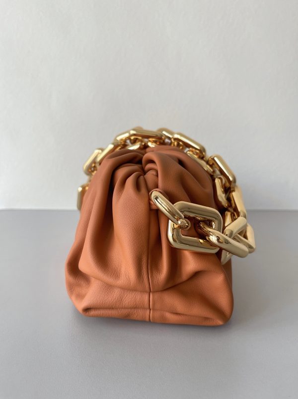 Faux sac Bottega Veneta The Chain Pouch en Argile – Image 2