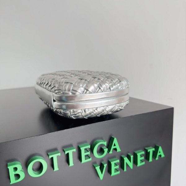 Contrefaçon Bottega Veneta Knot Minaudiere Clutch en Intreccio Argenté – Image 4